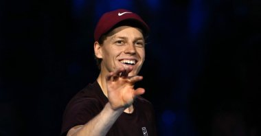 Italy&#039;s Jannik Sinner gestures after winning his match against Canada&#039;s Felix Auger-Aliassime at the ATP Finals tennis tournament, Turin, Italy, Nov. 10, 2025. (AFP Photo)