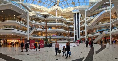 People shop a mall, Istanbul, Türkiye, August 2019. (Shutterstock Photo)