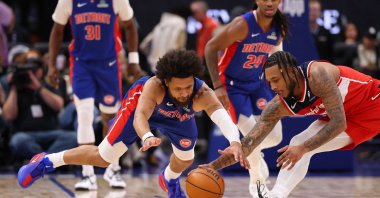 Washington Wizards&#039; Cam Whitmore(R) battles for the ball in the second half with Detroit Pistons&#039; Cade Cunningham at Little Caesars Arena, Detroit, U.S., Nov. 10, 2025. (AFP Photo)