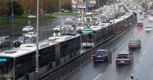 Metrobus vehicles form long lines following a breakdown in Istanbul, Türkiye, Nov. 11, 2025. (AA Photo)