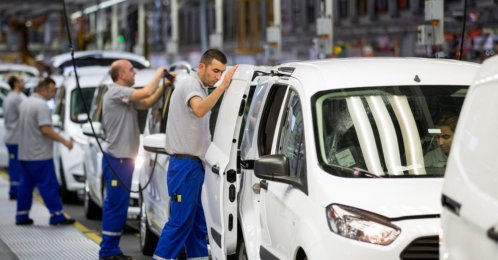 Workers assemble parts at an automotive plant in Kocaeli, northwestern Türkiye. (Shutterstock Photo)