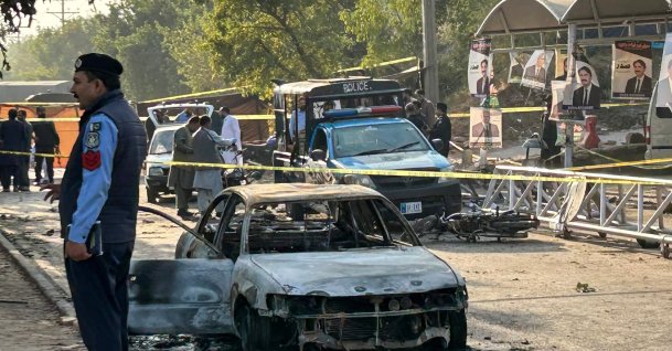 Policemen examine damaged vehicles after a suicide blast outside the district court in Islamabad, Nov. 11, 2025. (AFP Photo)
