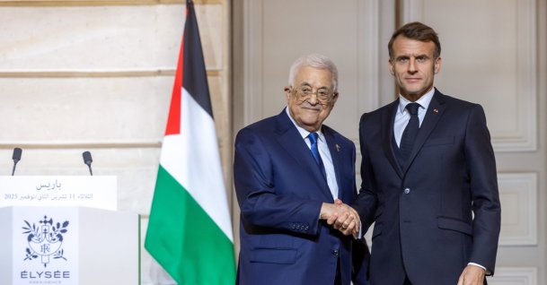 French President Emmanuel Macron and Palestinian Authority President Mahmoud Abbas  shake hands after a joint press conference at the Elysee Presidential Palace in Paris, France,  Nov. 11, 2025. (EPA Photo)