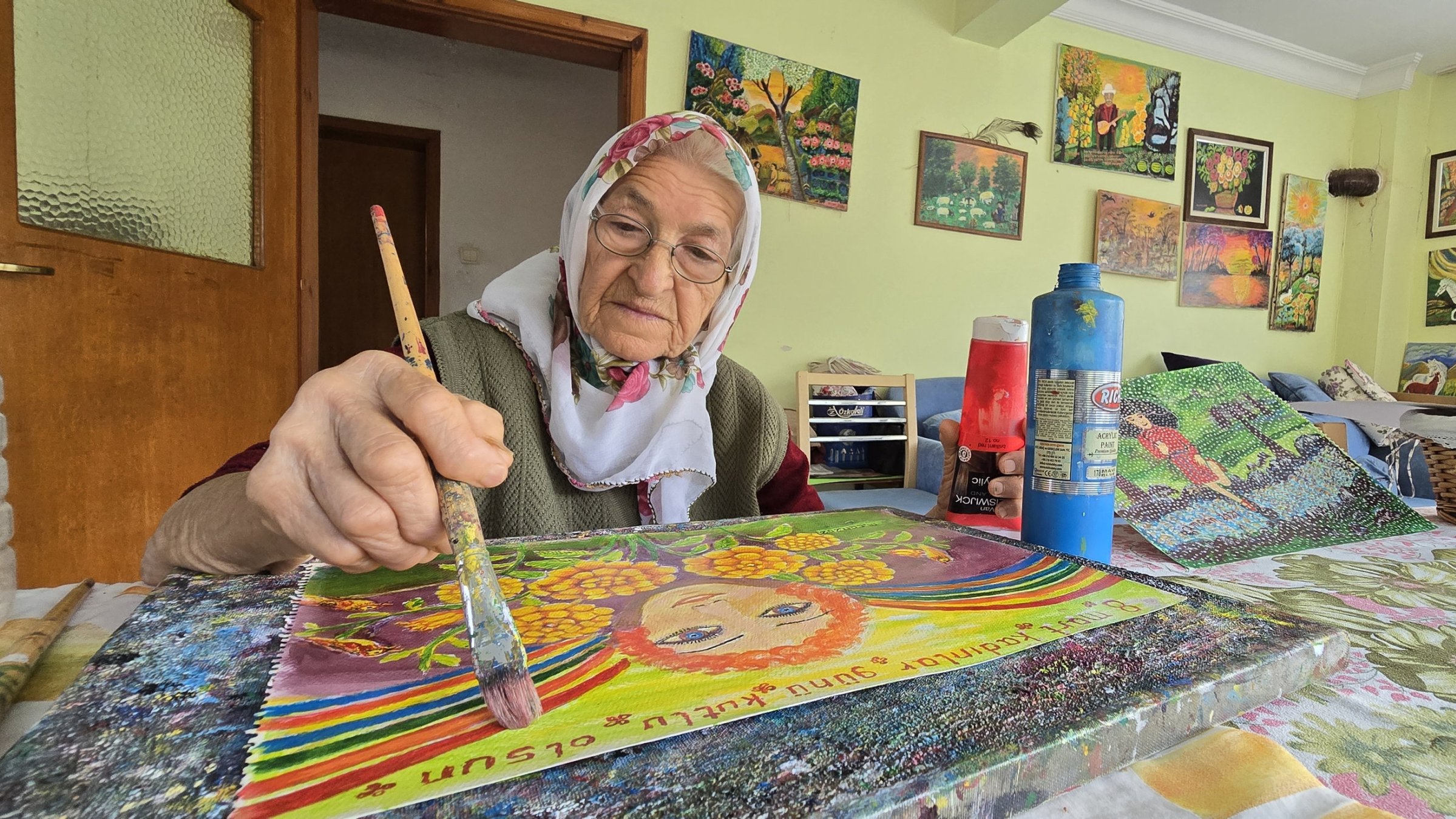 Makbule Can, 89, paints at her home in Karakavuz village, Zonguldak, northern Türkiye, Nov. 12, 2025. (AA Photo)