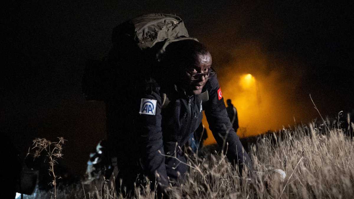 A participant in Anadolu Agency’s 28th edition of the War Journalism Training Program carries gear to the Elmadağ Police Academy Training Field for ambush and night navigation exercises, Ankara, Türkiye, Nov. 11, 2025. (AA Photo)