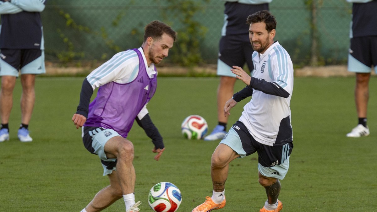 Argentina's Lionel Messi (R) and Alexis Mac Allister take part in a training session, Algorfa, Alicante, Spain, Nov. 11, 2025. (EPA Photo)