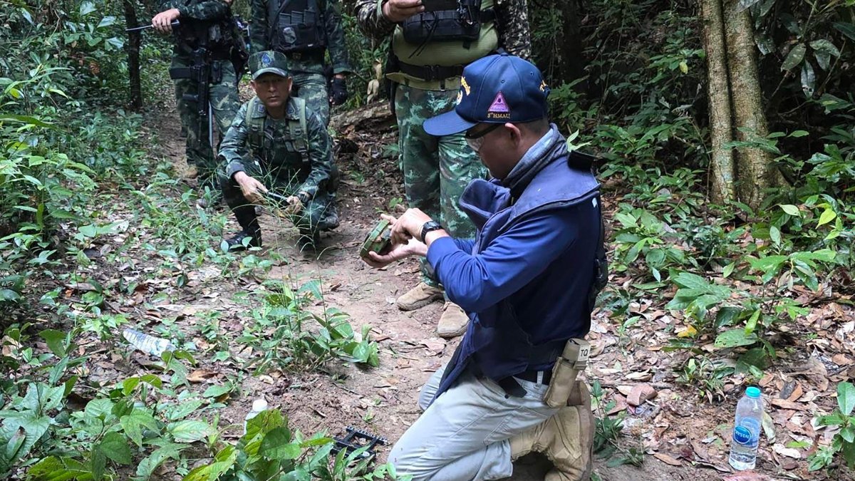 Thai army and police personnel assessing a disarmed landmine in Sisaket Province along the Cambodia-Thailand border, Nov. 10, 2025. (AFP Photo)