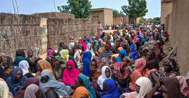 Sudanese residents gather to receive free meals in el-Fasher, a city besieged by Sudan&#039;s paramilitary Rapid Support Forces (RSF) for more than a year, the Darfur region, Sudan, Aug. 11, 2025. (AFP Photo)