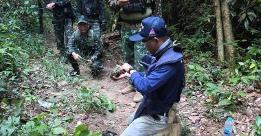 Thai army and police personnel assessing a disarmed landmine in Sisaket Province along the Cambodia-Thailand border, Nov. 10, 2025. (AFP Photo)