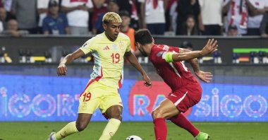 Spain&#039;s Lamine Yamal (R) dribbles the ball past Türkiye&#039;s Hakan Çalhanoğlu during a World Cup qualifying round Group E match at Konya Büyükşehir Stadium, Konya, Türkiye, Sept. 7, 2025. (AP Photo)