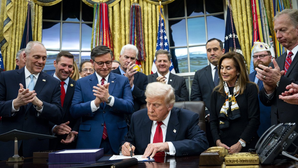 U.S. President Donald Trump (C) signs the funding package to re-open the federal government in the Oval Office of the White House in Washington, DC, U.S., Nov. 12, 2025. (EPA Photo)