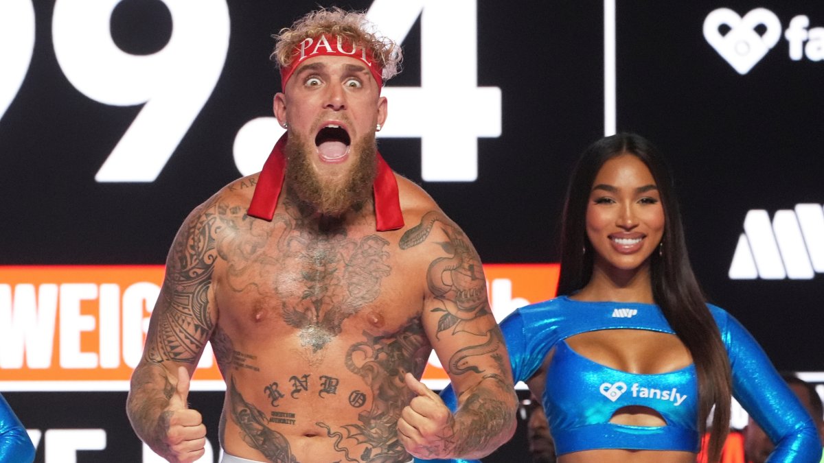 Jake Paul (L) reacts for photographers during a ceremonial weigh-in ahead of his cruiserweight boxing match against Julio Cesar Chavez Jr., Anaheim, June 27, 2025. (AP Photo)