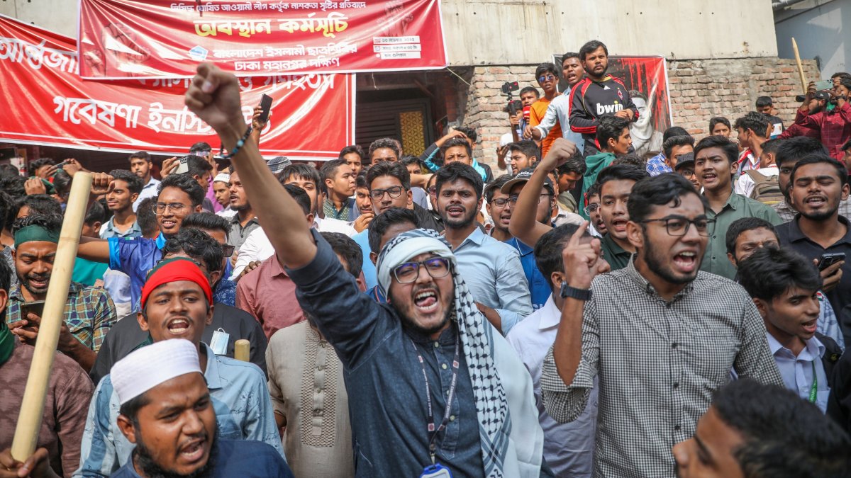 Several political parties take part in a demonstration against the Awami League during former Prime Minister Sheikh Hasina’s verdict day announcement in Dhaka, Bangladesh, Nov. 13, 2025. (EPA Photo)