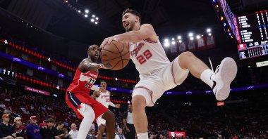 Houston Rockets&#039; Alperen Şengün (R) jumps for a rebound in front of Washington Wizards&#039; Khris Middleton during the second half at Toyota Center, Houston, U.S., Nov. 12, 2025. (AFP Photo)