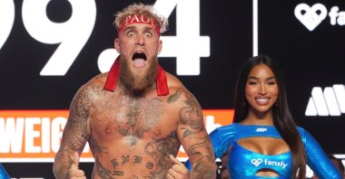 Jake Paul (L) reacts for photographers during a ceremonial weigh-in ahead of his cruiserweight boxing match against Julio Cesar Chavez Jr., Anaheim, June 27, 2025. (AP Photo)