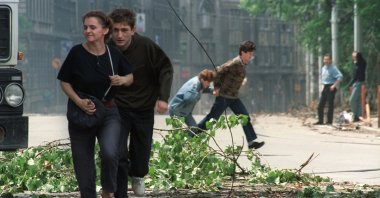 Residents run through an intersection known for sniper activity after a shell fell in the center of Sarajevo, Bosnia-Herzegovina, June 20, 1992. (AFP Photo)