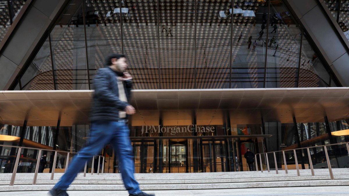 A person walks past the new JPMorgan Chase global headquarters building at 270 Park Avenue, New York City, U.S., Nov. 13, 2025. (AFP Photo)