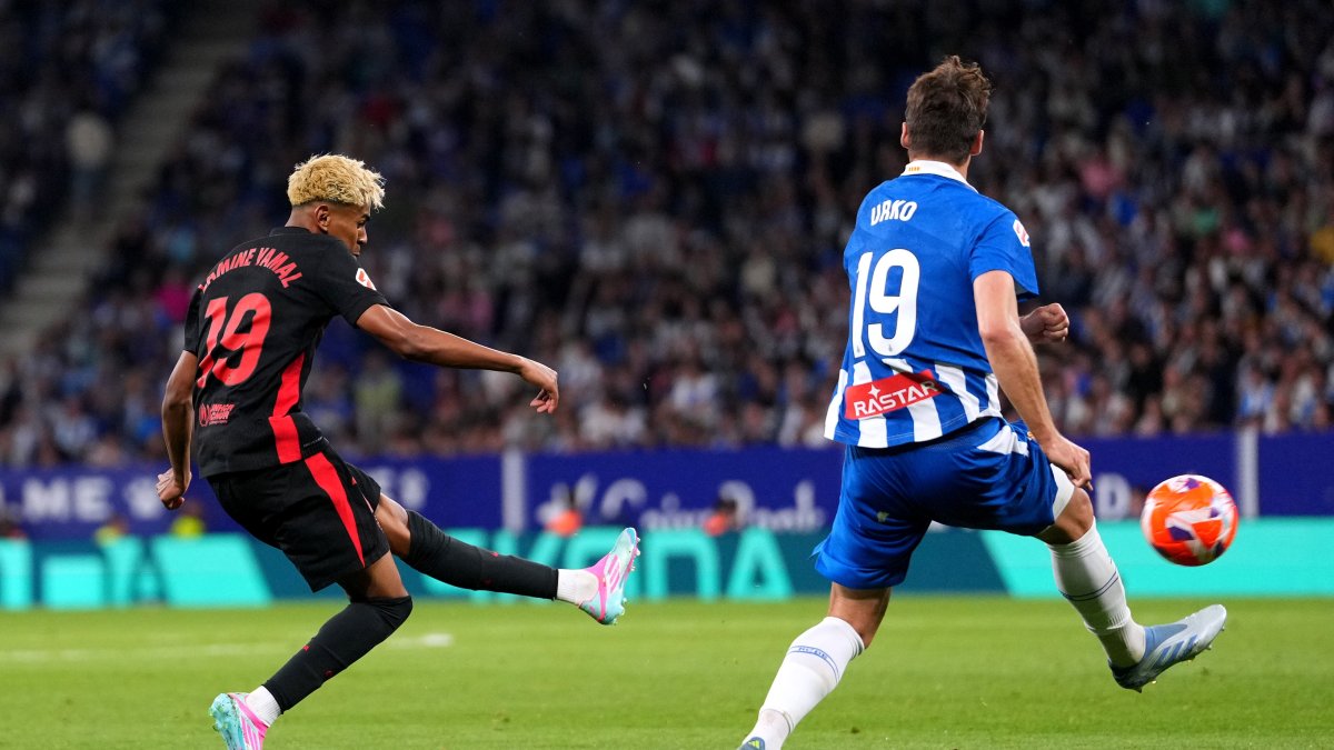 Barcelona's Lamine Yamal (L) scores his team's first goal whilst under pressure from Espanyol's Urko Gonzalez during the La Liga match at RCDE Stadium, Barcelona, Spain, May 15, 2025. (Getty Images Photo)