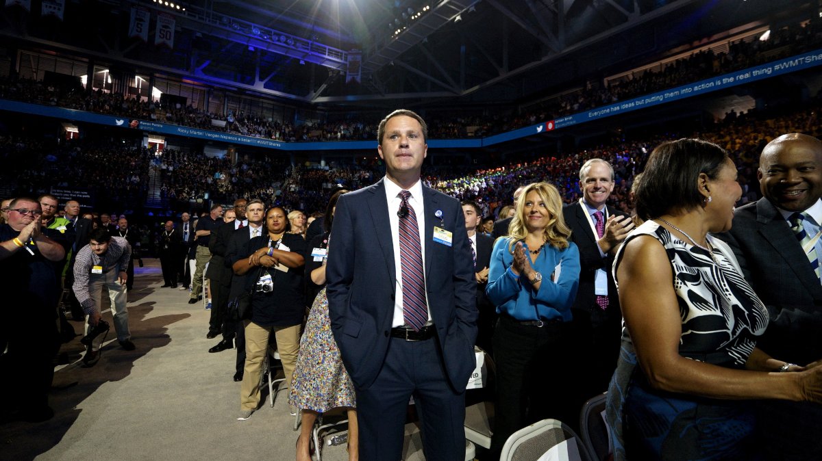Walmart CEO Doug McMillon (C) is applauded after speaking at the company's annual meeting in Fayetteville, Arkansas, U.S., June 5, 2015. (Reuters Photo)