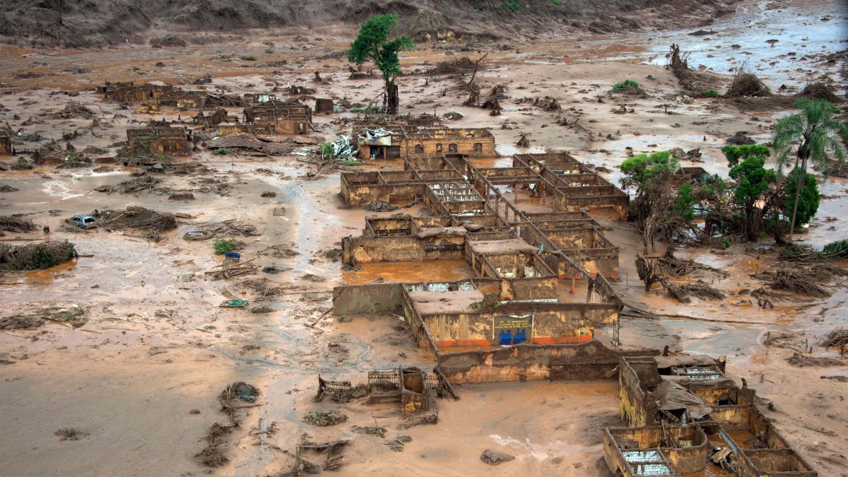 This aerial view shows damage after a dam burst in the village of Bento Rodrigues in Mariana, Minas Gerais state, Brazil, Nov. 6, 2015. (AFP Photo)