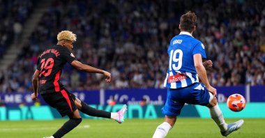 Barcelona&#039;s Lamine Yamal (L) scores his team&#039;s first goal whilst under pressure from Espanyol&#039;s Urko Gonzalez during the La Liga match at RCDE Stadium, Barcelona, Spain, May 15, 2025. (Getty Images Photo)