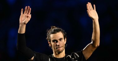 Italy&#039;s Lorenzo Musetti waves as he leaves the court after being defeated by Spain&#039;s Carlos Alcaraz at the ATP Finals tennis tournament, Turin, Italy, Nov. 13, 2025. (AFP Photo)