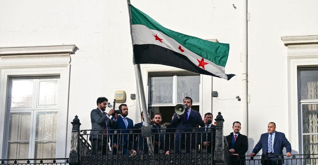 The Syrian flag flutters as Foreign Minister Assad Hassan Shaibani reopens his country&#039;s diplomatic mission, London, England, Nov. 13, 2025. (AA Photo)