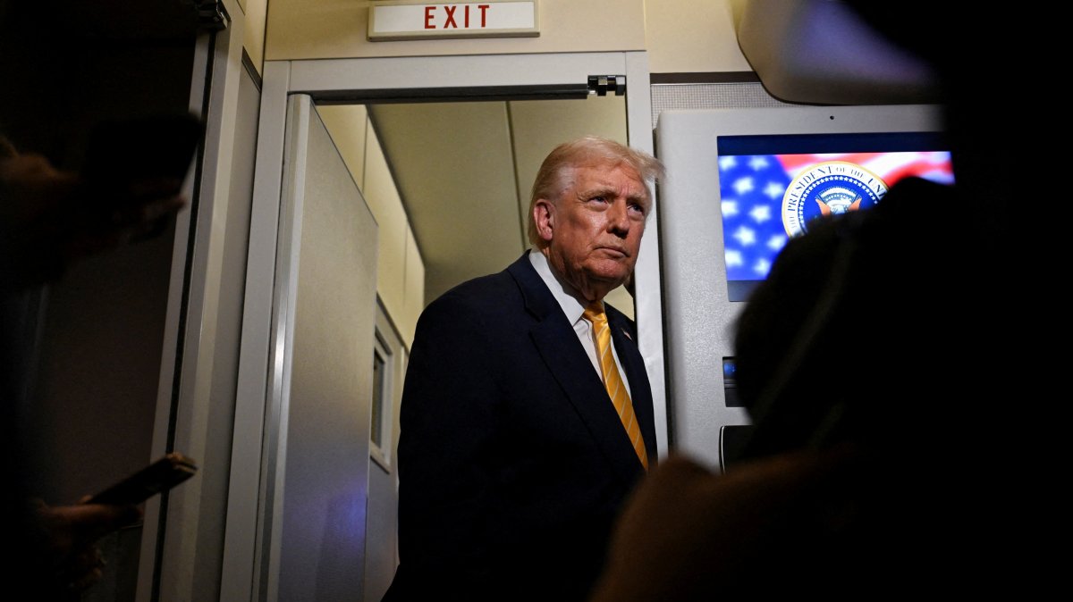 U.S. President Donald Trump talks to members of the press on board Air Force One en route to Florida, U.S., Nov. 14, 2025. (Reuters Photo)