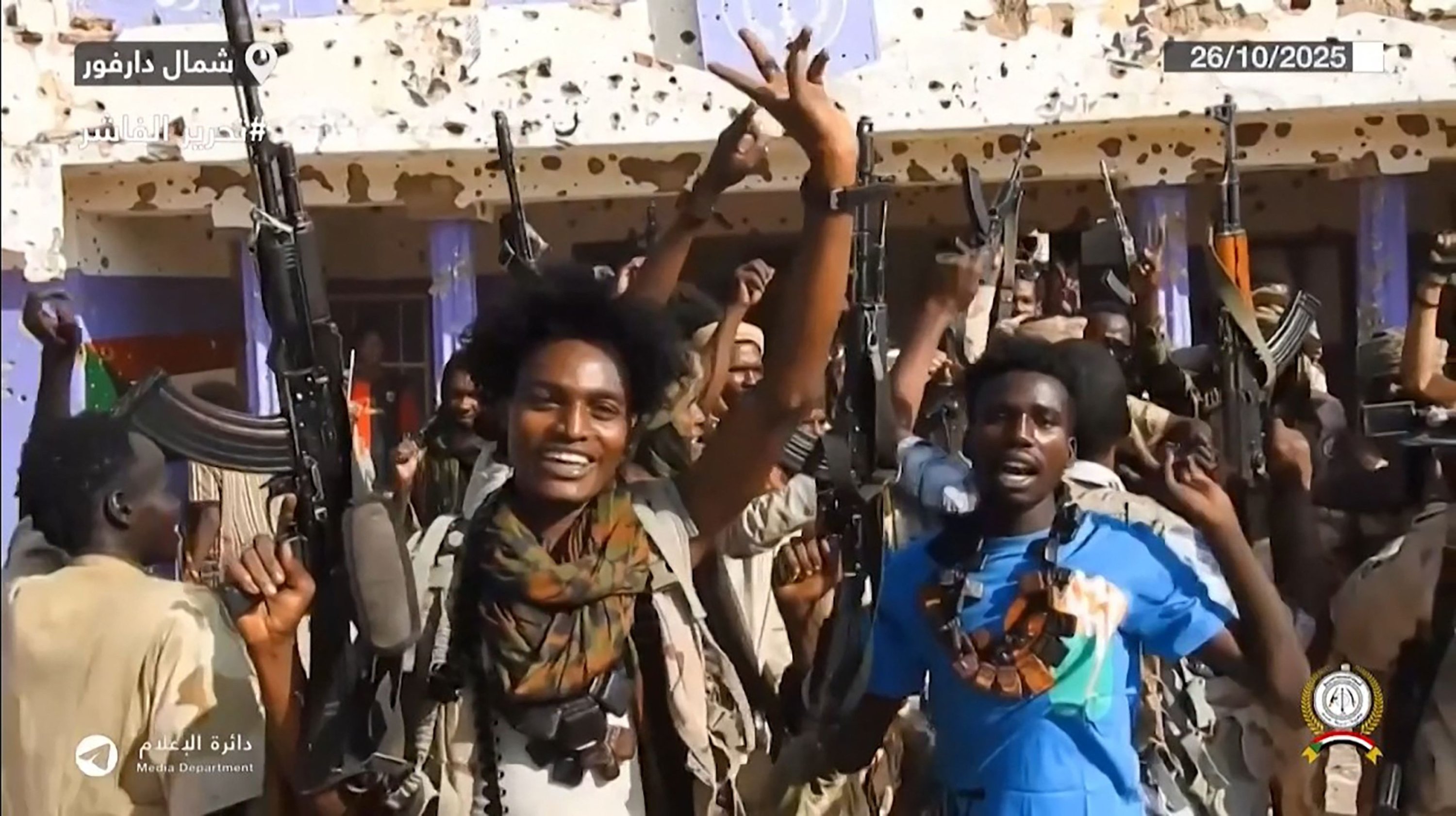 Esta captura de pantalla muestra a combatientes de RSF sosteniendo armas y celebrando en las calles de el-Fasher, Darfur, Sudán, el 26 de octubre de 2025. (Foto AFP)