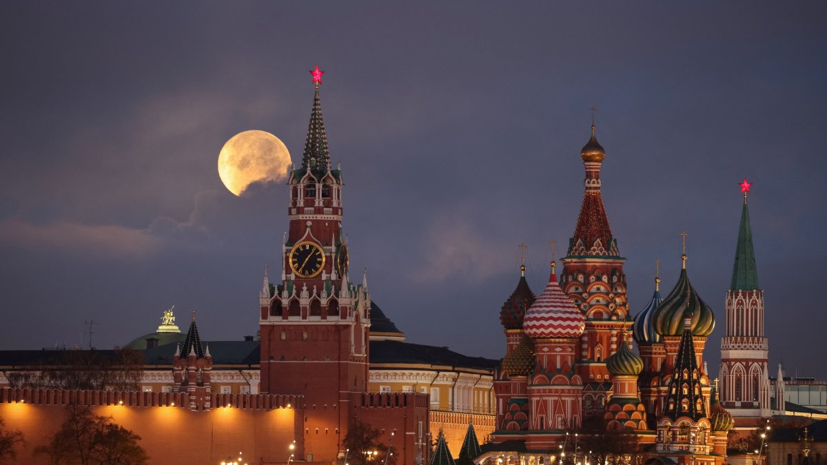 A supermoon sets behind the Kremlin and St. Basil's Cathedral in Moscow, Russia, Nov. 5, 2025. (Reuters Photo)