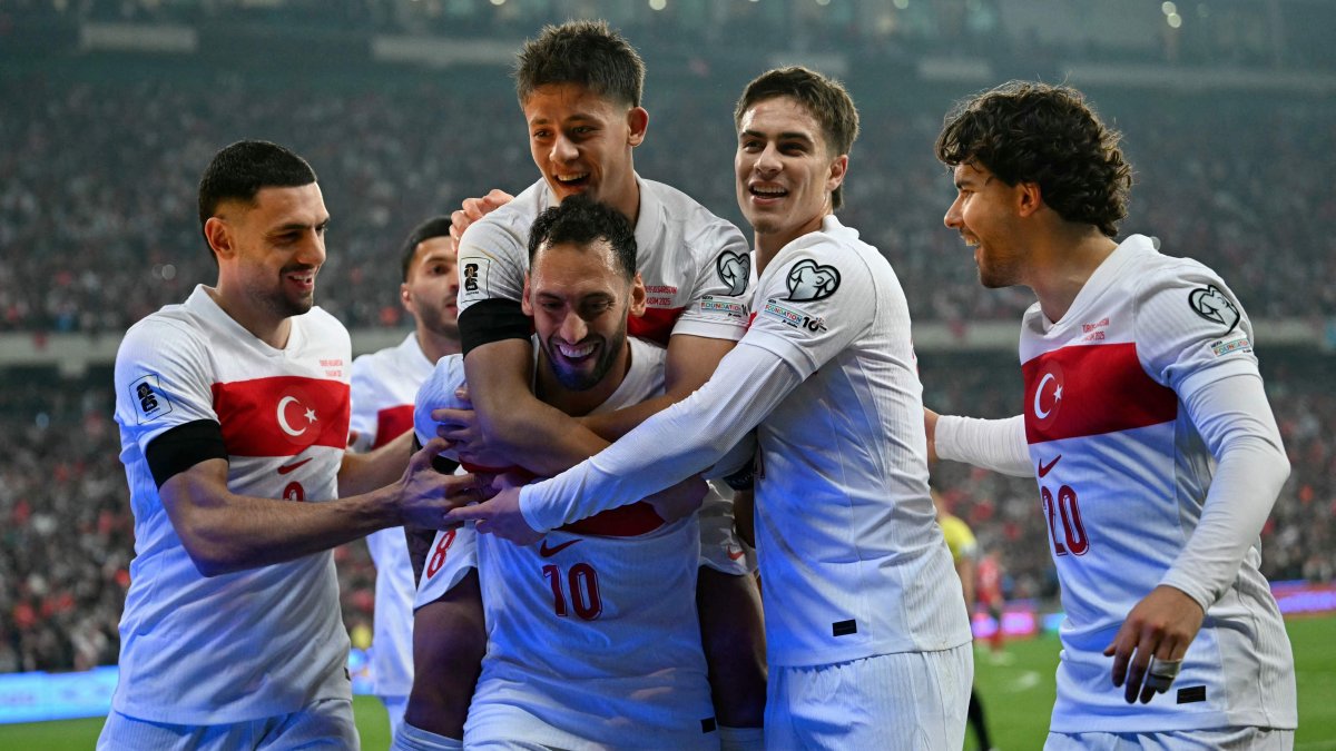 Turkish midfielder Hakan Calhanoğlu (C) is congratulated by teammates after scoring a penalty during a FIFA World Cup 2026 European qualifier against Bulgaria, in Bursa, Türkiye, Nov. 15, 2025. (AFP Photo)