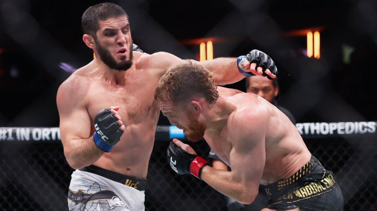 Islam Makhachev (L) fights Jack Della Maddalena in the welterweight championship bout during UFC 322 at Madison Square Garden, New York, U.S., Nov. 15, 2025. (Reuters Photo)