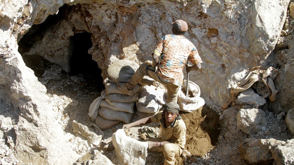 Artisanal miners work at the Tilwezembe, a former industrial copper-cobalt mine, outside of Kolwezi, the capital city of Lualaba Province in the south of the Democratic Republic of the Congo, June 11, 2016. (Reuters Photo)