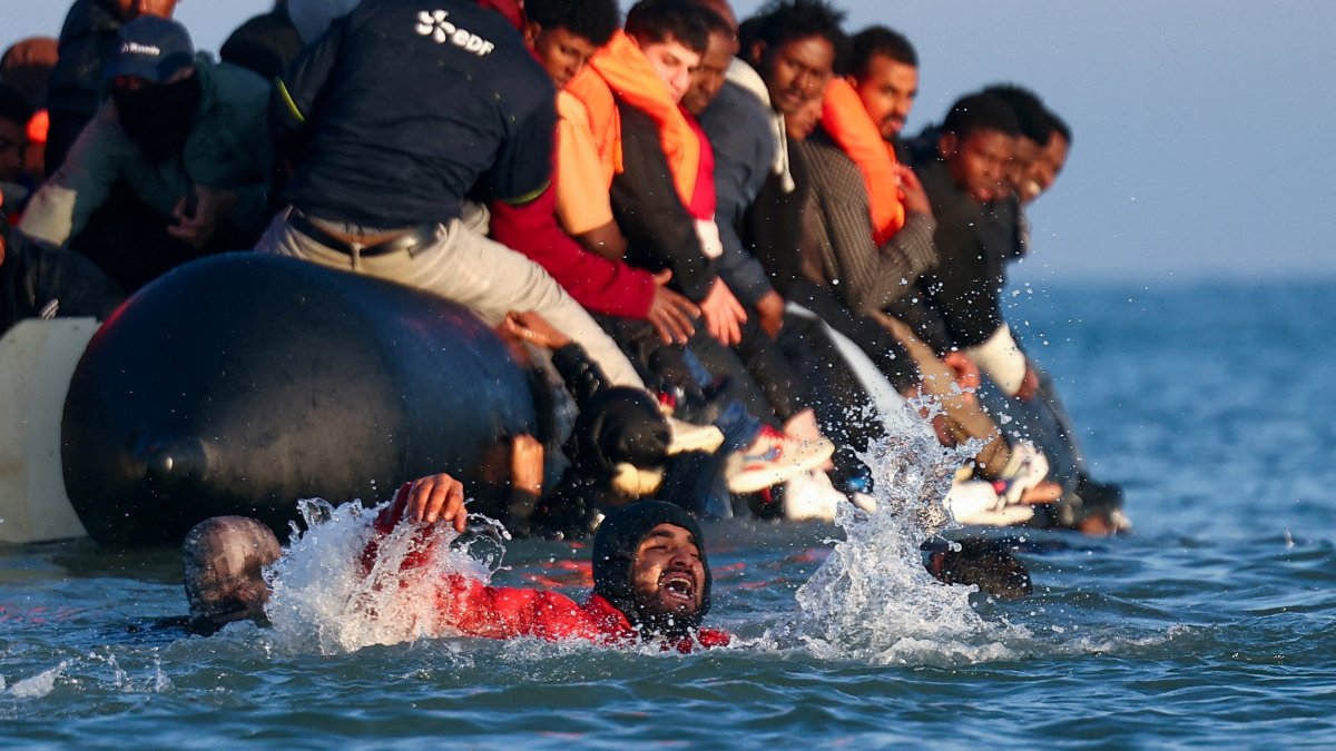 Migrants attempt to board an inflatable dinghy leaving the coast of northern France to cross the English Channel to reach Britain, from the beach of Petit-Fort-Philippe in Gravelines, near Calais, France, Sept. 27, 2025. (Reuters Photo)
