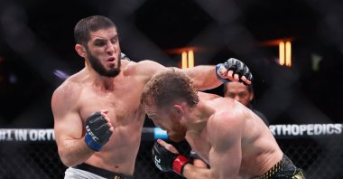 Islam Makhachev (L) fights Jack Della Maddalena in the welterweight championship bout during UFC 322 at Madison Square Garden, New York, U.S., Nov. 15, 2025. (Reuters Photo)