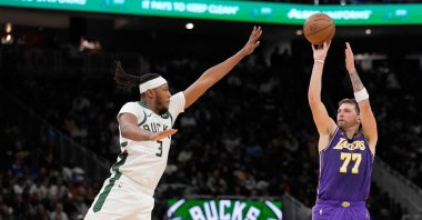Lakers&#039; Luka Doncic shoots the ball against Bucks&#039; Myles Turner during an NBA game in Milwaukee, Wisconsin. U.S., Nov. 15, 2025. (AFP Photo)