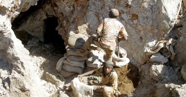 Artisanal miners work at the Tilwezembe, a former industrial copper-cobalt mine, outside of Kolwezi, the capital city of Lualaba Province in the south of the Democratic Republic of the Congo, June 11, 2016. (Reuters Photo)