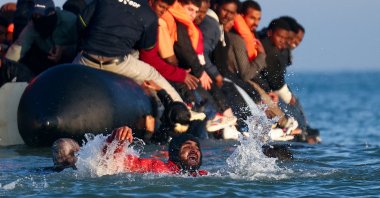 Migrants attempt to board an inflatable dinghy leaving the coast of northern France to cross the English Channel to reach Britain, from the beach of Petit-Fort-Philippe in Gravelines, near Calais, France, Sept. 27, 2025. (Reuters Photo)