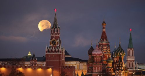 A supermoon sets behind the Kremlin and St. Basil&#039;s Cathedral in Moscow, Russia, Nov. 5, 2025. (Reuters Photo)