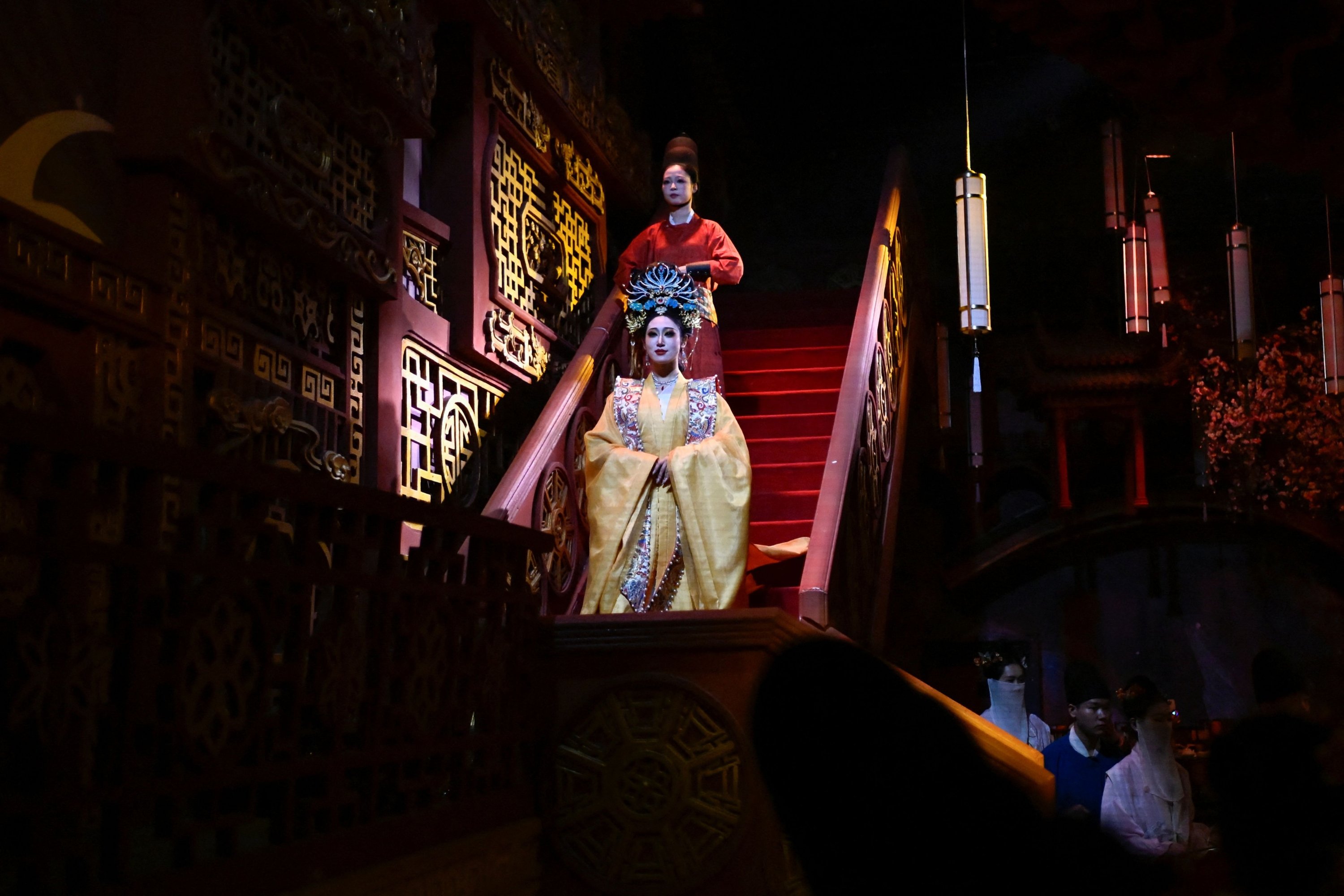 Artistas vestidos con ropa tradicional china actuando en un restaurante teatral, Beijing, China, el 5 de noviembre de 2025. (Foto AFP)