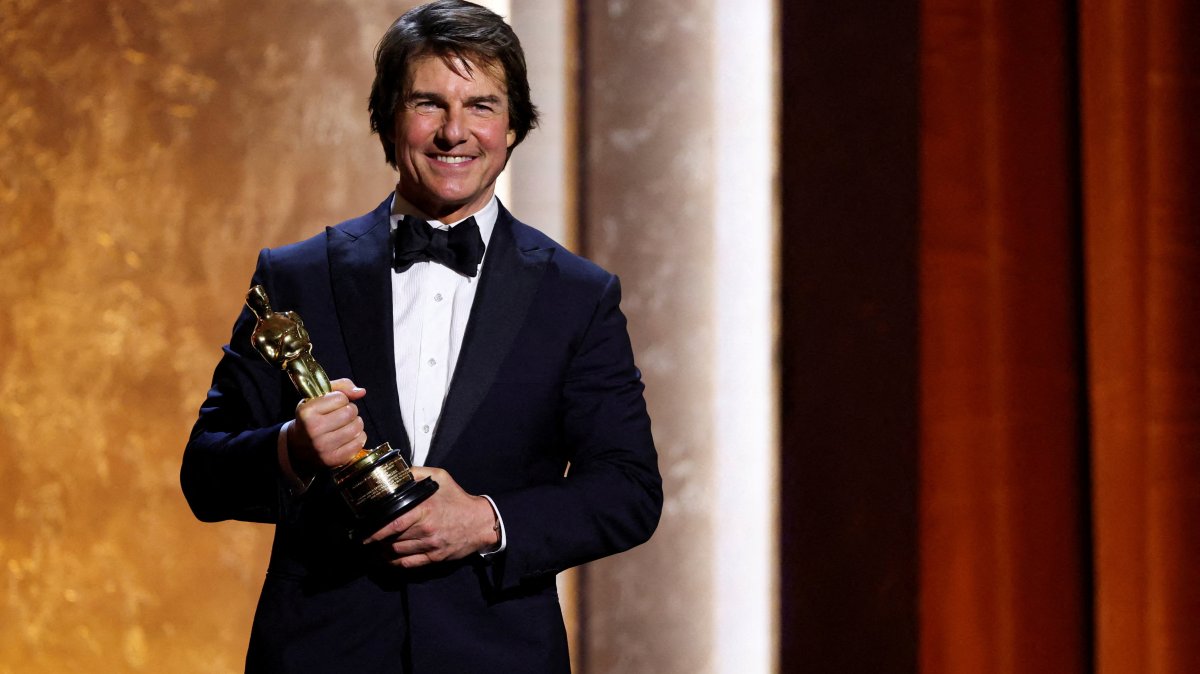 Tom Cruise poses with his honorary Oscar during the Academy of Motion Picture Arts and Sciences 16th Governors Awards, Los Angeles, California, U.S., Nov. 16, 2025. (Reuters Photo)