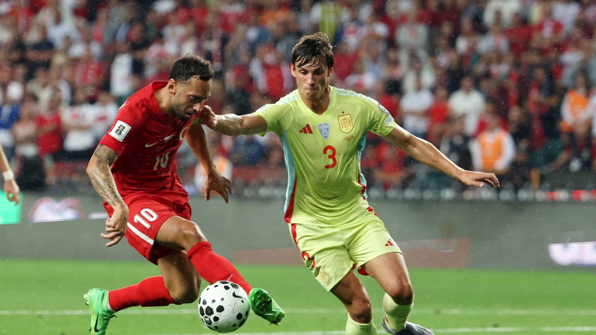 Türkiye's Hakan Çalhanoğlu (L) in action with Spain's Robin Le Normand during the World Cup European Qualifiers Group E match at Konya Stadium, Konya, Türkiye, Sept. 7, 2025. (Getty Images Photo)