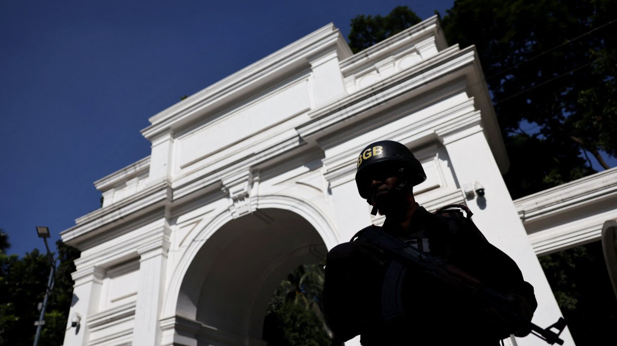 A member of the security personnel stands guard in front of the court ahead of the verdict against the ousted Prime Minister Sheikh Hasina, in Dhaka, Bangladesh, Nov. 17, 2025. (Reuters Photo)