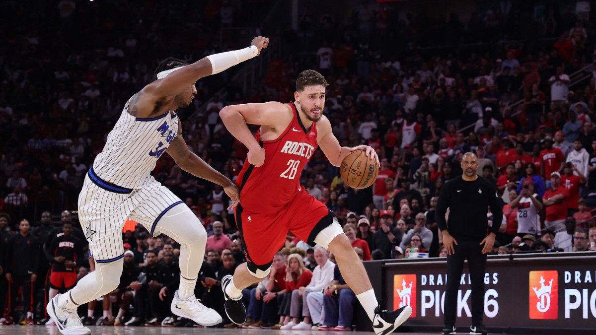 Houston Rockets' Alperen Şengün (R) drives against Orlando Magic's Wendell Carter Jr. in overtime at Toyota Center, Houston, U.S., Nov. 16, 2025. (AFP Photo)