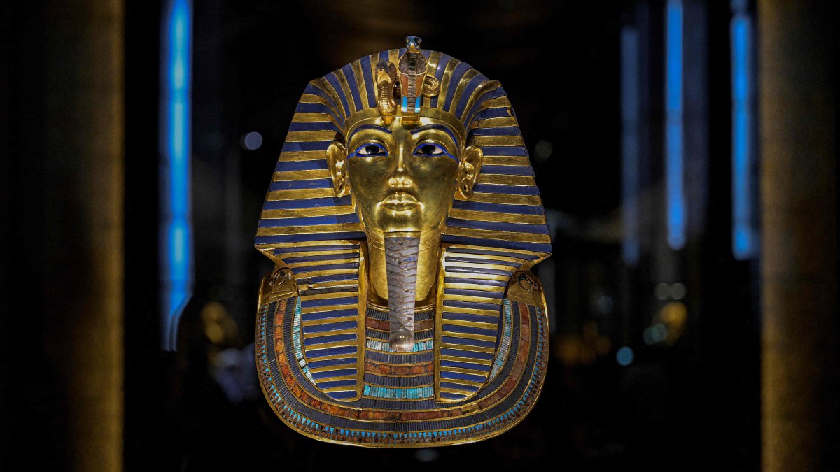 The golden funerary mask of ancient Egyptian King Tutankhamun (1341-1323 B.C.) is displayed inside the Tutankhamun Gallery at the Egyptian Grand Museum near the Giza pyramids, Cairo, Egypt, Nov. 4, 2025. (AFP Photo)