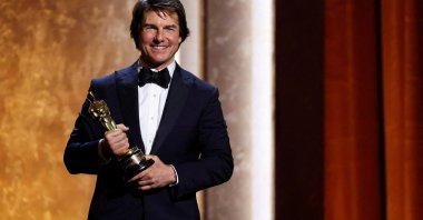 Tom Cruise poses with his honorary Oscar during the Academy of Motion Picture Arts and Sciences 16th Governors Awards, Los Angeles, California, U.S., Nov. 16, 2025. (Reuters Photo)