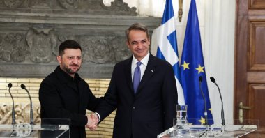 Ukrainian President Volodymyr Zelenskyy shakes hands with Greek Prime Minister Kyriakos Mitsotakis, Athens, Greece, Nov. 16, 2025. (Reuters Photo)