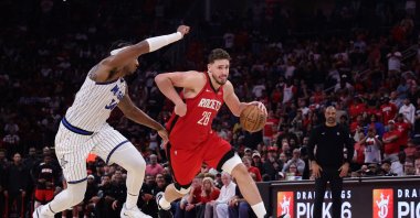 Houston Rockets&#039; Alperen Şengün (R) drives against Orlando Magic&#039;s Wendell Carter Jr. in overtime at Toyota Center, Houston, U.S., Nov. 16, 2025. (AFP Photo)