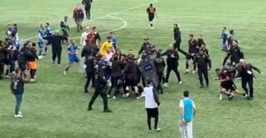 This video grab shows police and players clashing on the pitch during a Regional Amateur League match, where a halftime brawl between Murgul Belediyespor and Rize Atletik Spor Kulübü spiraled into chaos, Artvin, Türkiye, Nov. 15, 2025. (DHA Photo)