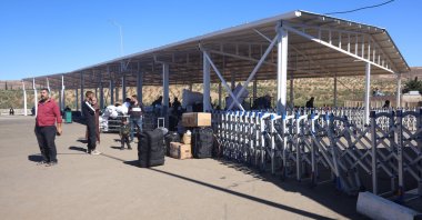 Syrian refugees await to cross into Syria at Cilvegözü border crossing, Hatay, southern Türkiye, Oct. 28, 2025. (IHA Photo)